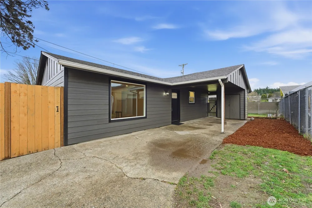 5921 E Portland Avenue