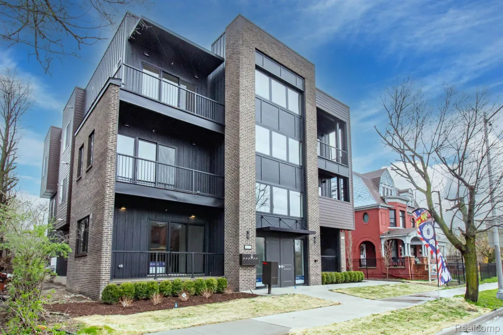 4130 TRUMBULL STREET #2