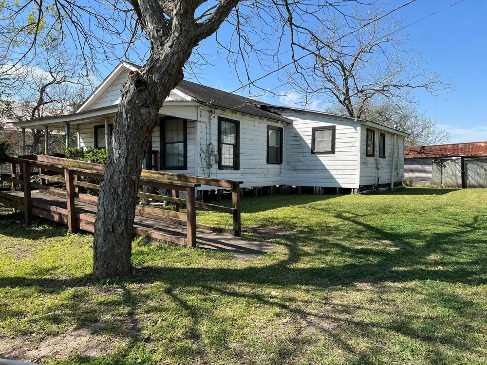 103 Avenue I El Campo, TX 77437