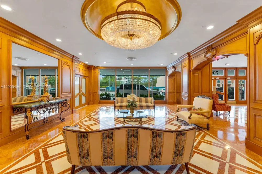 700 Biltmore Way #304