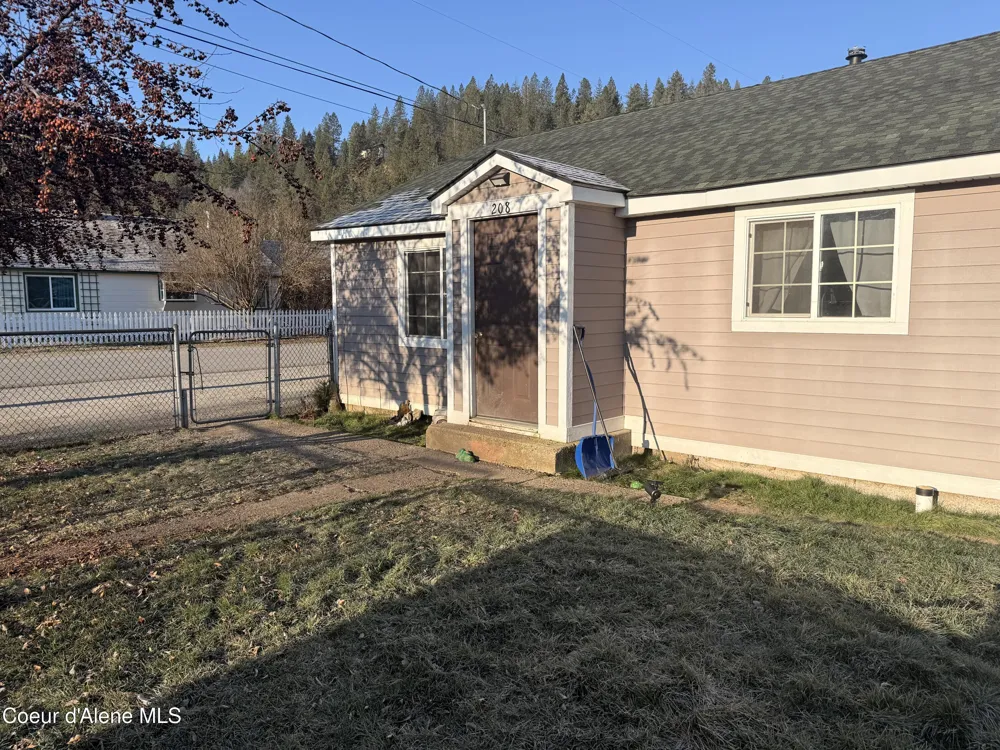 208 S 6th Street Pinehurst, ID 83850