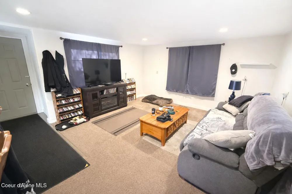 208 S 6th Street Pinehurst, ID 83850
