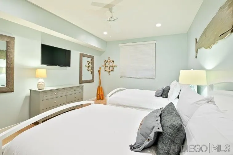 6767 Neptune Pl #202 La Jolla, CA 92037