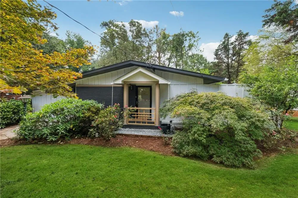 2010 Glenroy Drive SE