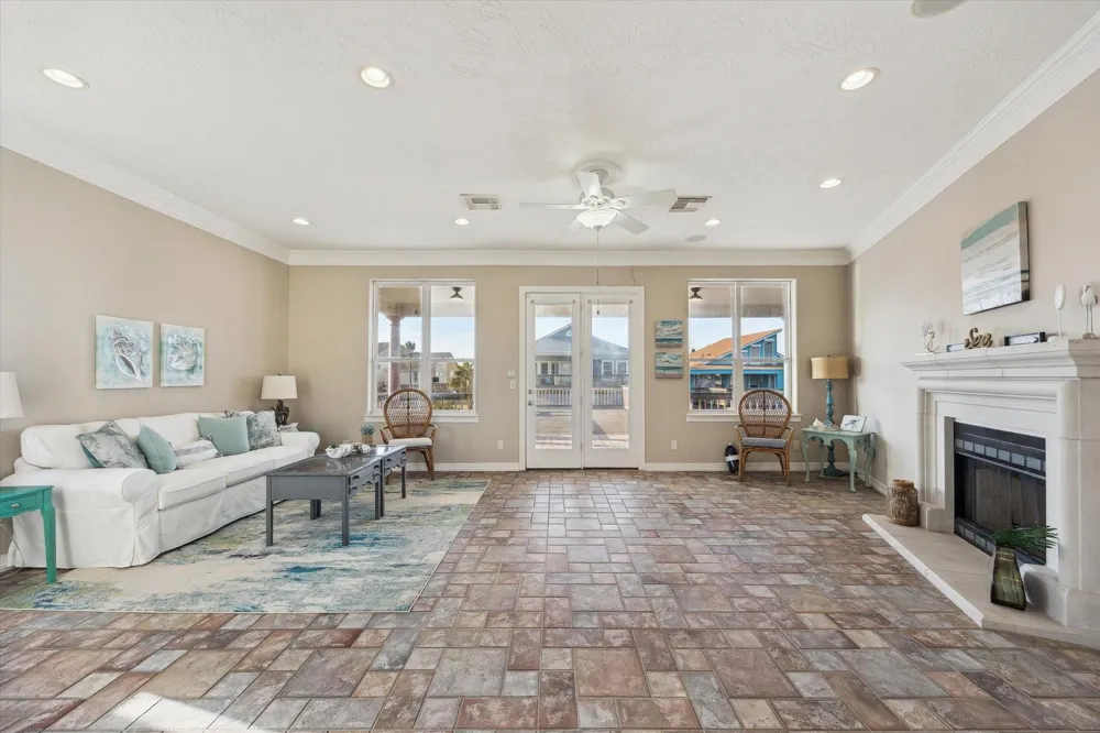 1854 Tiki Drive Tiki Island, TX 77554