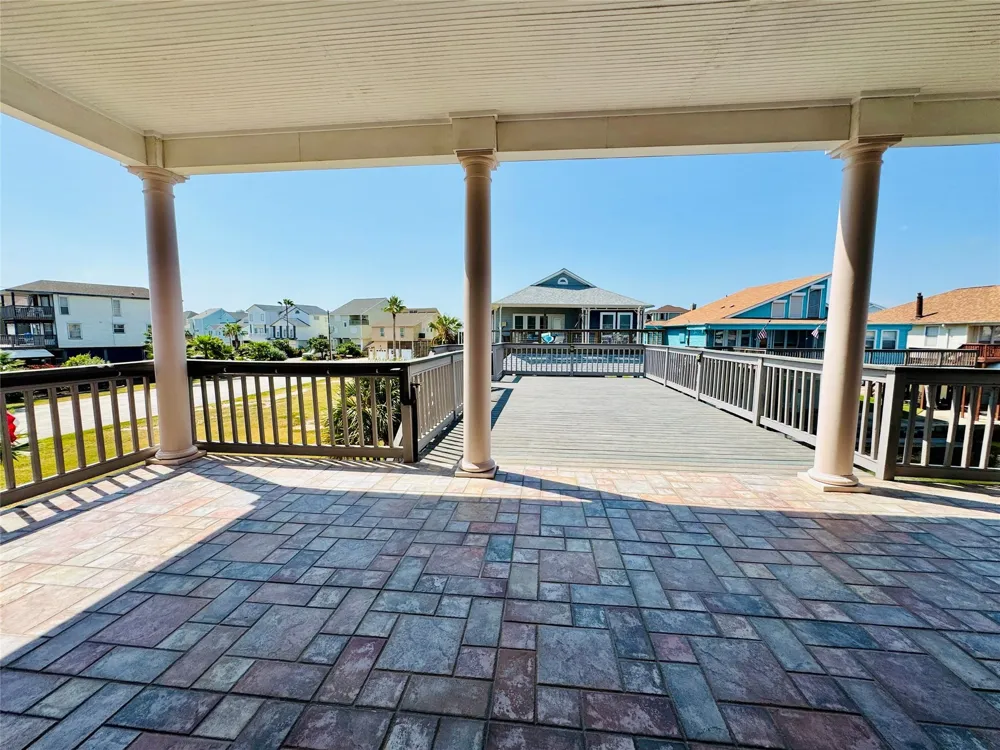 1854 Tiki Drive Tiki Island, TX 77554