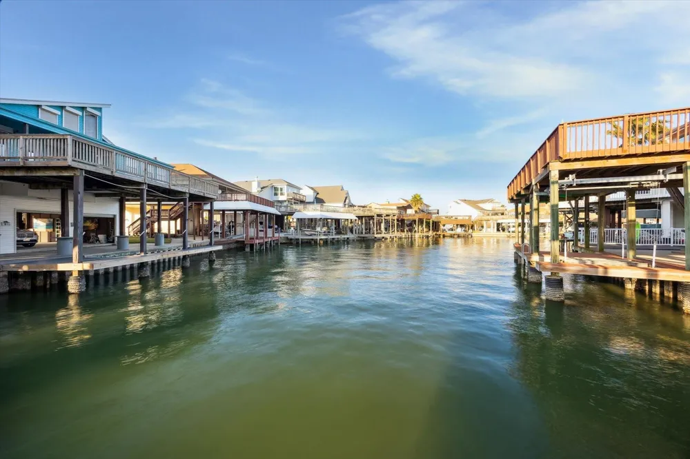 1854 Tiki Drive Tiki Island, TX 77554