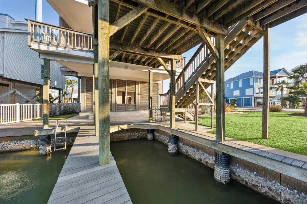 1854 Tiki Drive Tiki Island, TX 77554