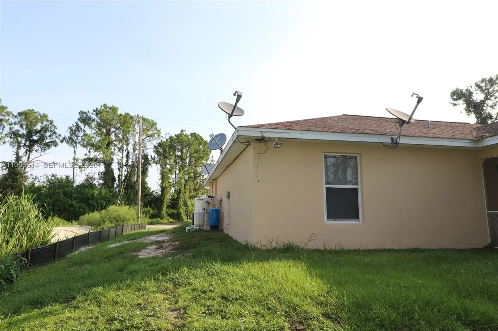 2805 1 sw st Lehigh Acres, FL 33972