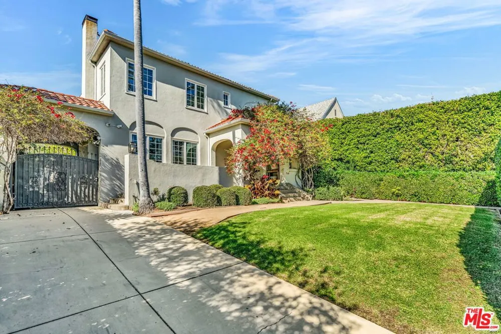 911 S Victoria Avenue