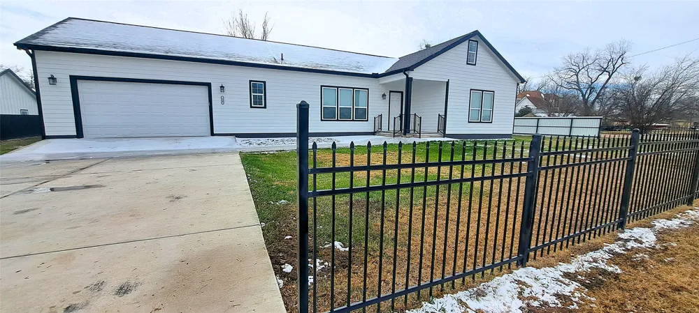 300 E Front Street Thorndale, TX 76577