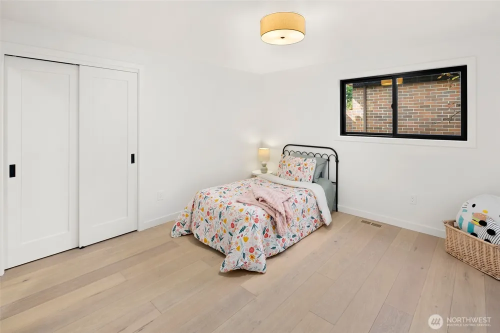 16040 36th Avenue NE Lake Forest Park, WA 98155