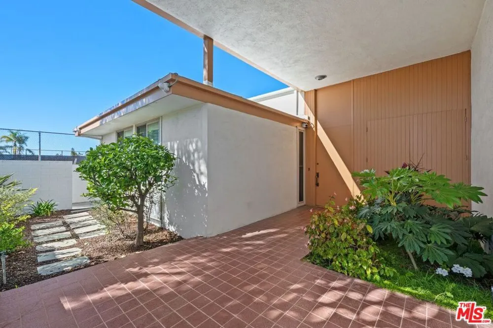 5435 W 64th Street Los Angeles, CA 90056