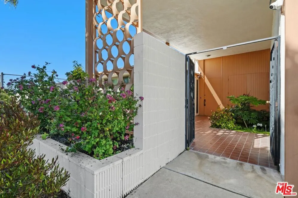 5435 W 64th Street Los Angeles, CA 90056
