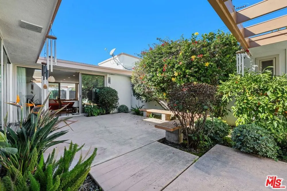 5435 W 64th Street Los Angeles, CA 90056