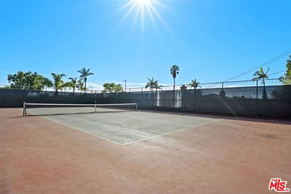 5435 W 64th Street Los Angeles, CA 90056