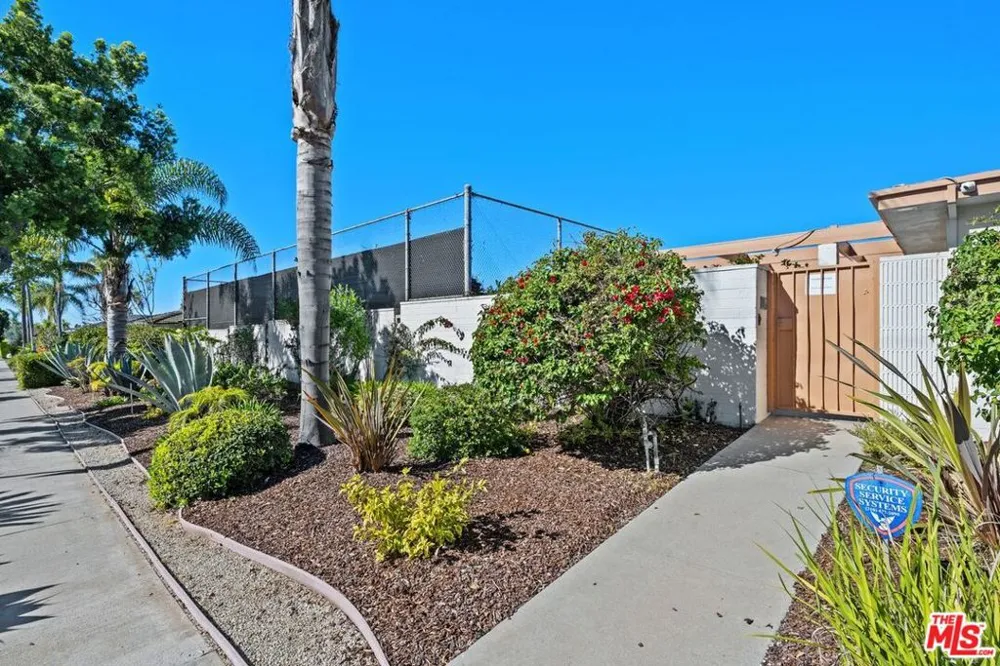 5435 W 64th Street Los Angeles, CA 90056