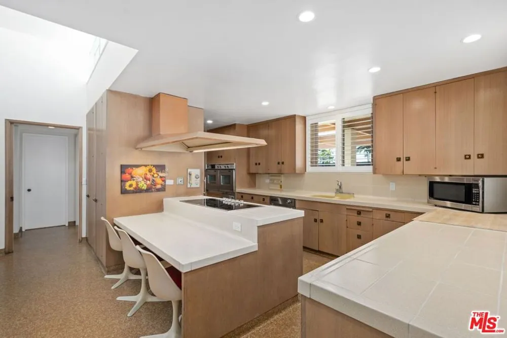 5435 W 64th Street Los Angeles, CA 90056