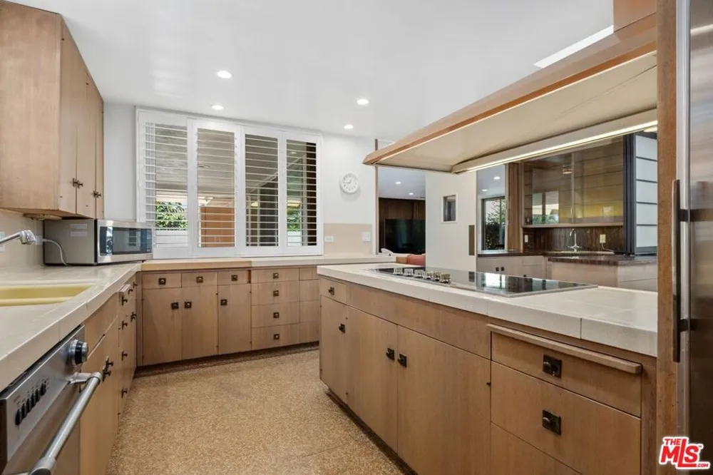 5435 W 64th Street Los Angeles, CA 90056