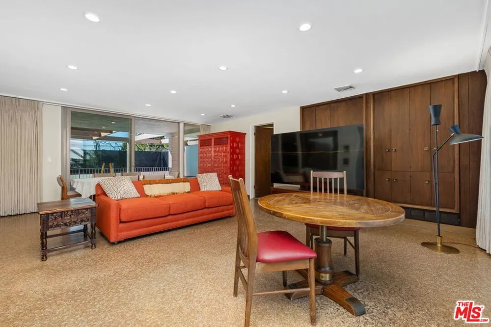 5435 W 64th Street Los Angeles, CA 90056
