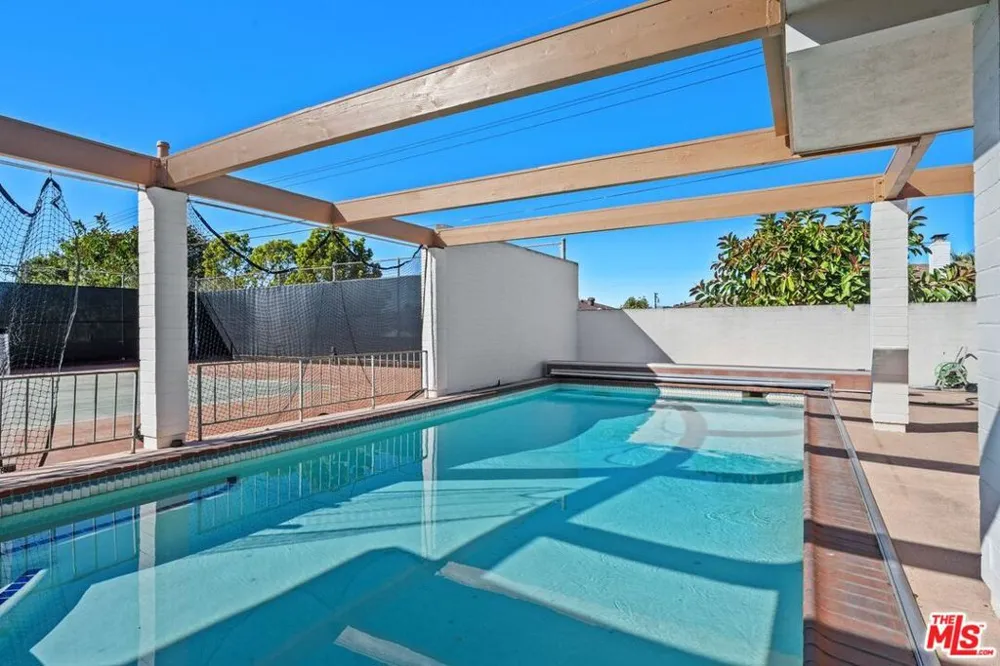 5435 W 64th Street Los Angeles, CA 90056