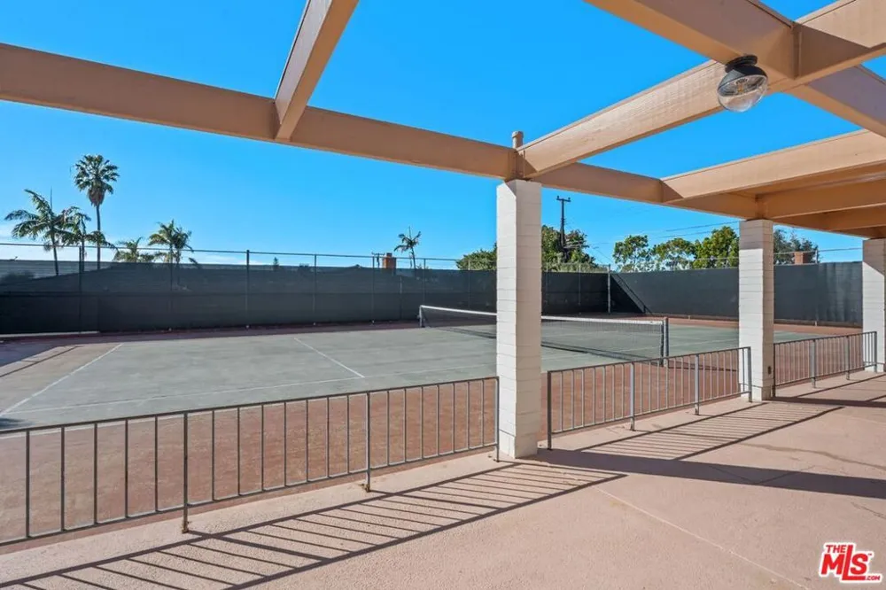 5435 W 64th Street Los Angeles, CA 90056