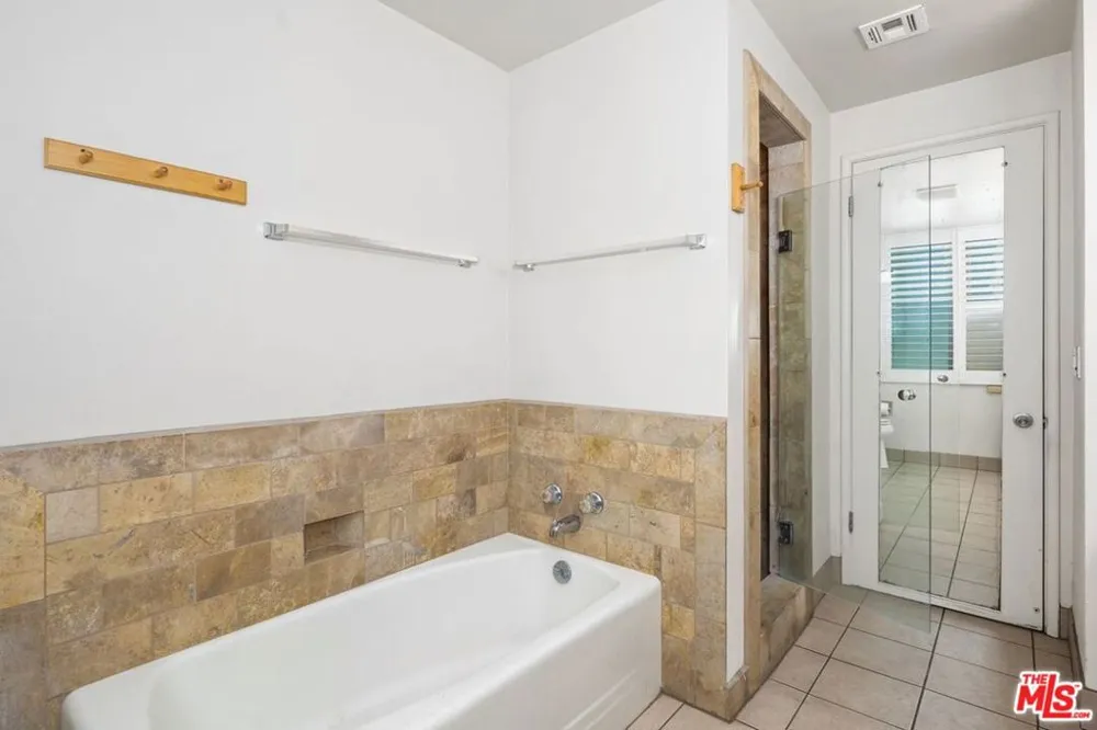 5435 W 64th Street Los Angeles, CA 90056