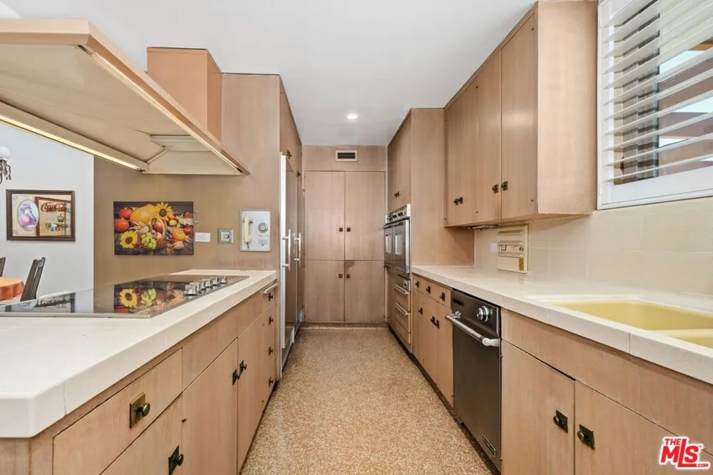 5435 W 64th Street Los Angeles, CA 90056