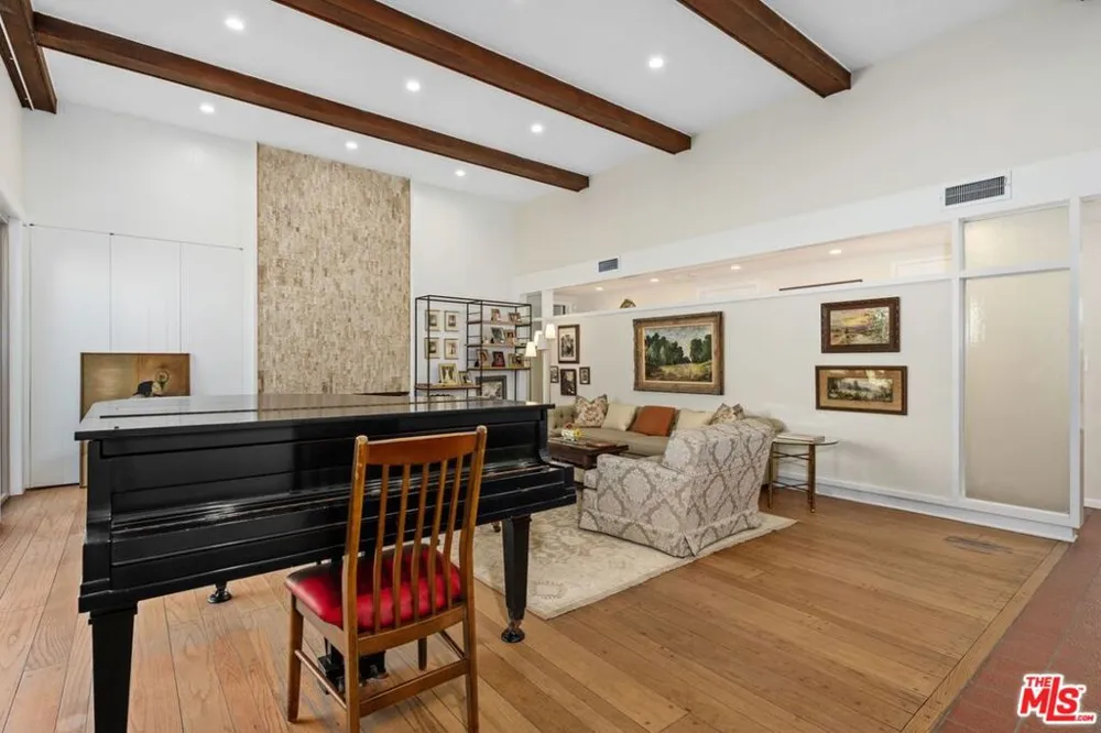5435 W 64th Street Los Angeles, CA 90056