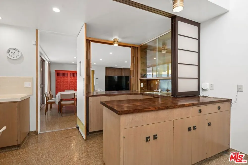 5435 W 64th Street Los Angeles, CA 90056