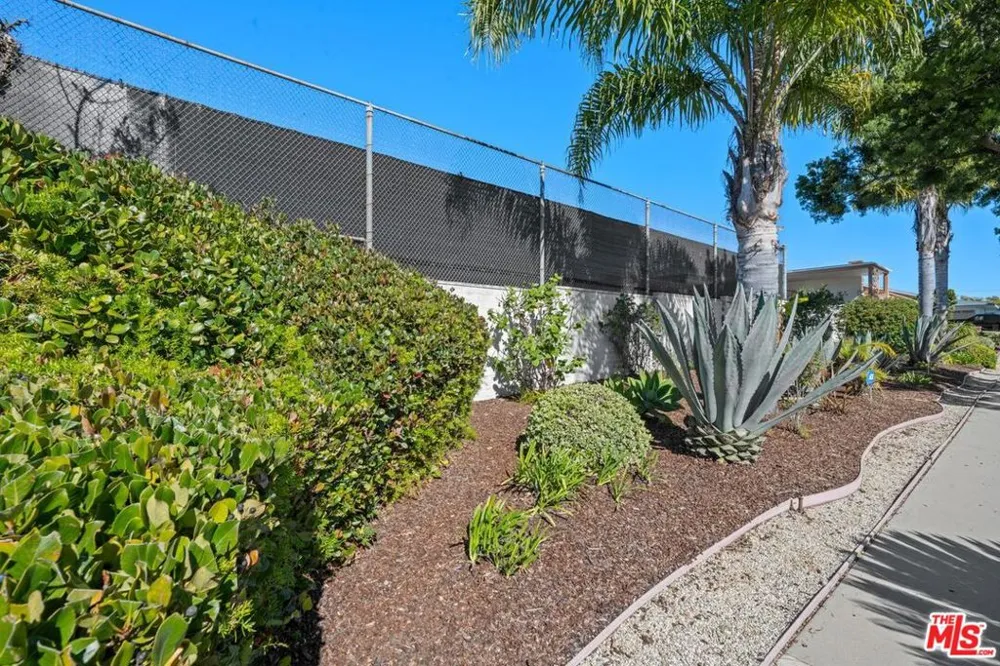 5435 W 64th Street Los Angeles, CA 90056