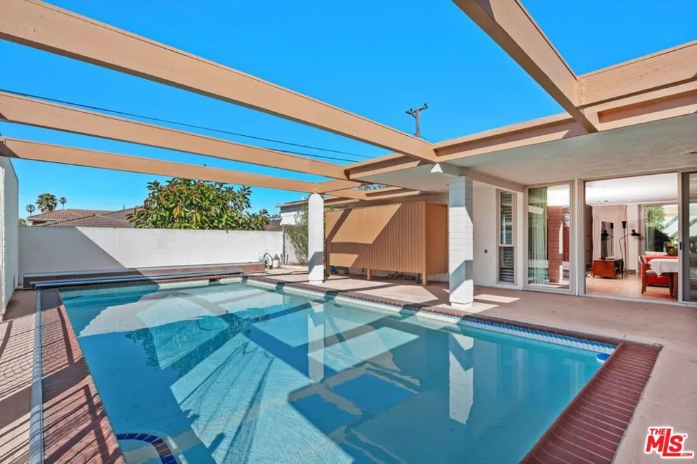 5435 W 64th Street Los Angeles, CA 90056