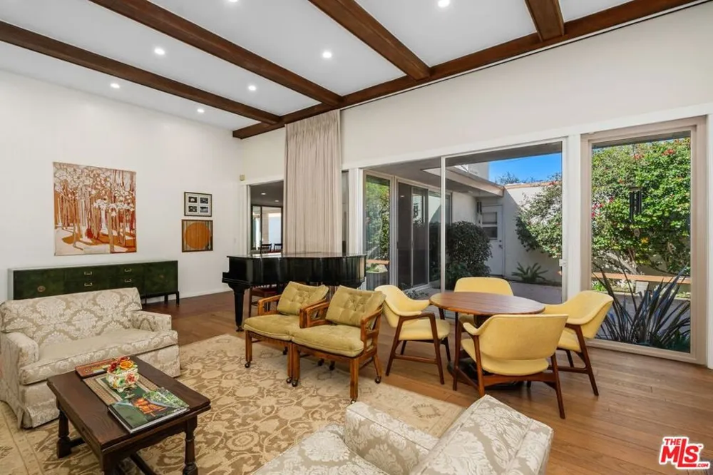 5435 W 64th Street Los Angeles, CA 90056