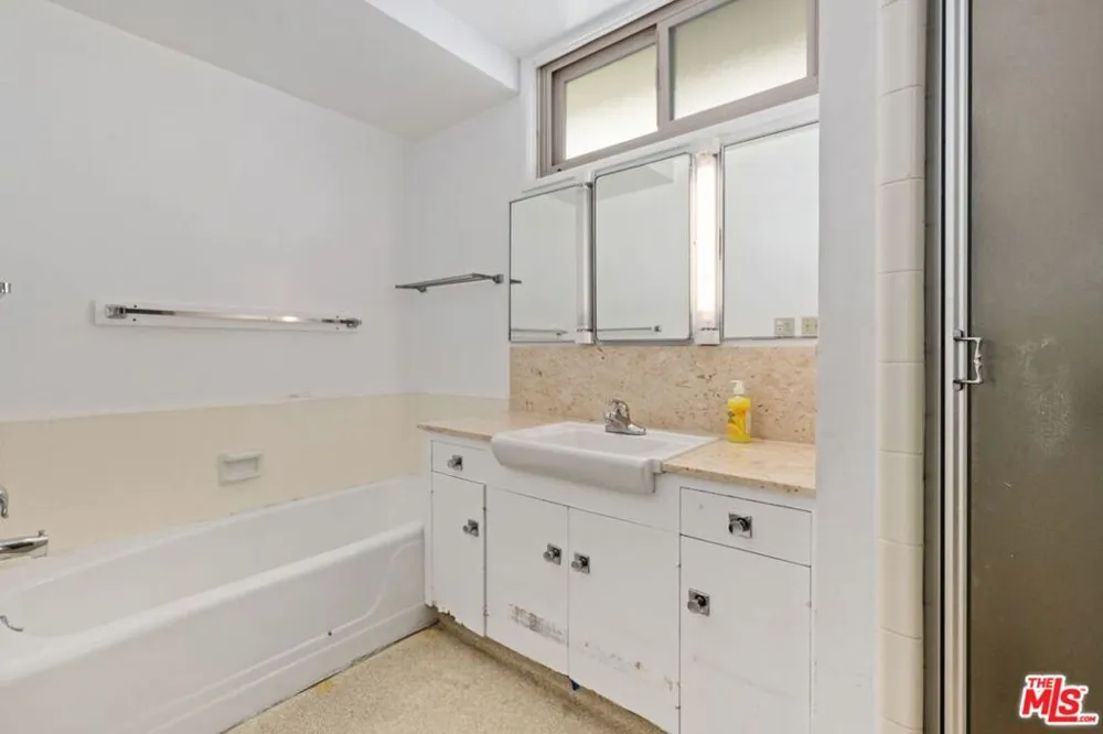 5435 W 64th Street Los Angeles, CA 90056