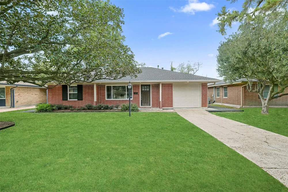 2015 Woodcrest Drive