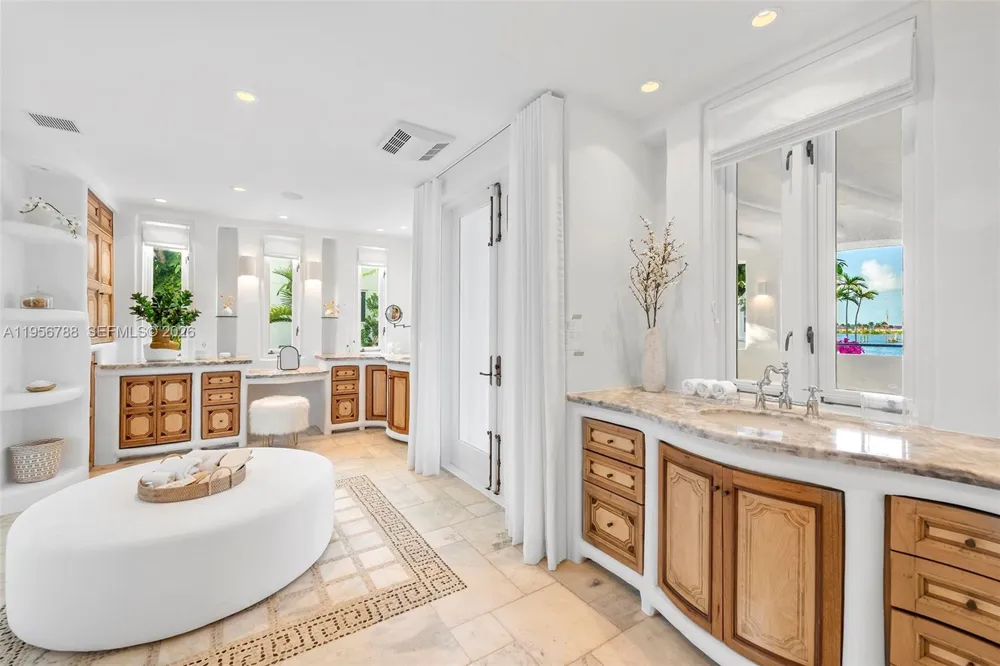 24 S Hibiscus Dr Miami Beach, FL 33139