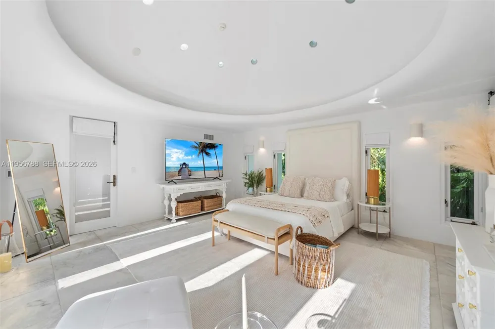 24 S Hibiscus Dr Miami Beach, FL 33139