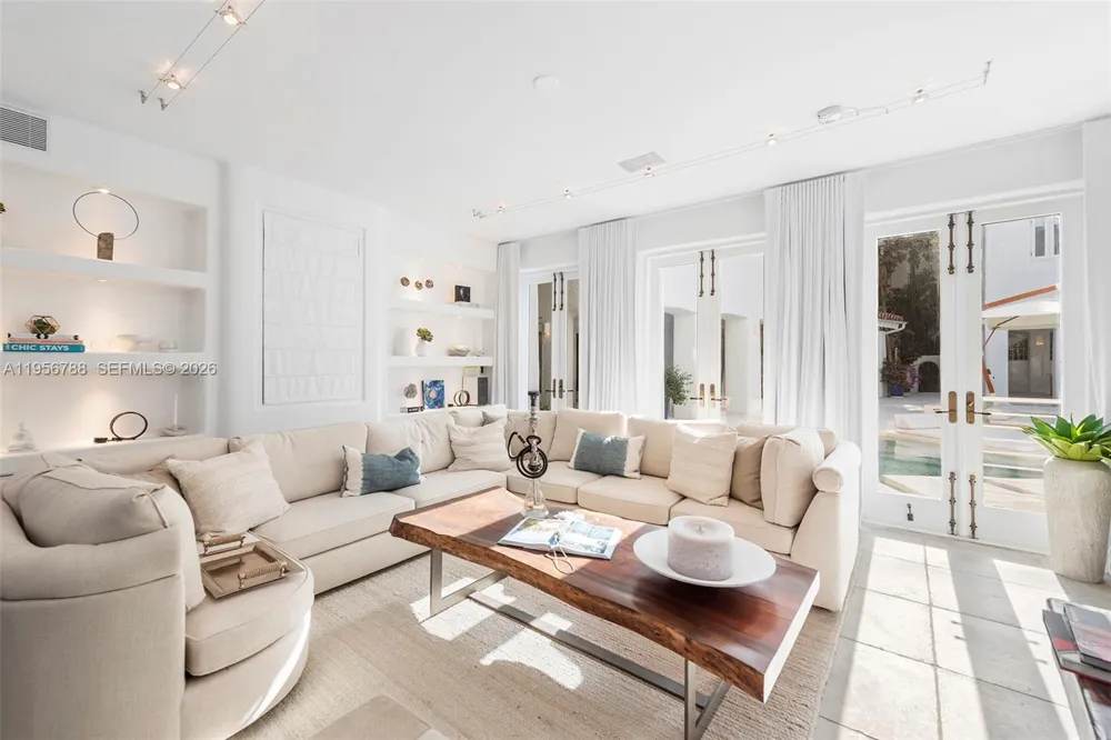 24 S Hibiscus Dr Miami Beach, FL 33139