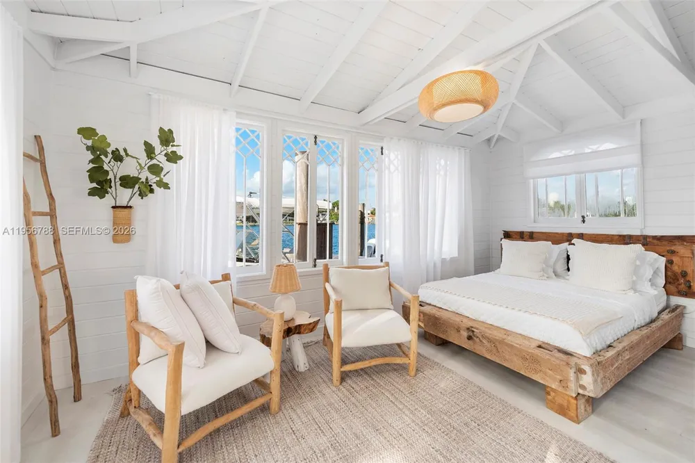 24 S Hibiscus Dr Miami Beach, FL 33139
