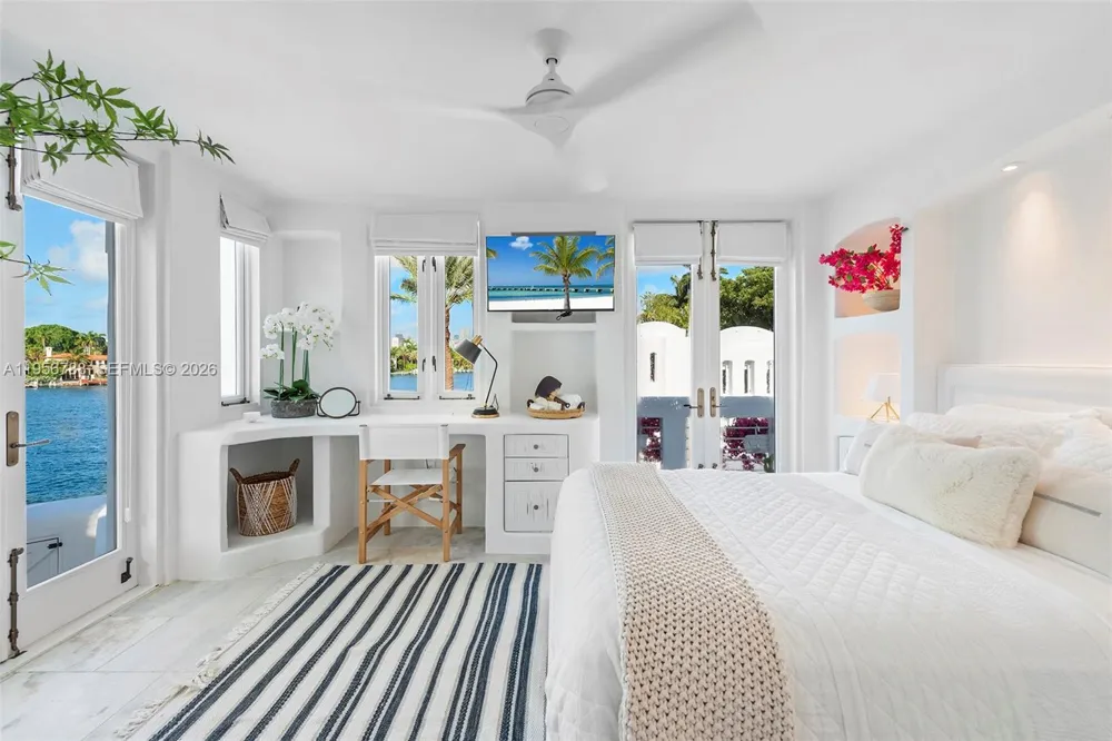 24 S Hibiscus Dr Miami Beach, FL 33139