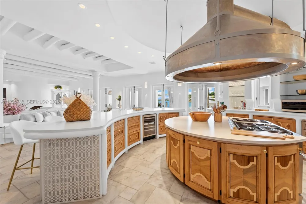 24 S Hibiscus Dr Miami Beach, FL 33139