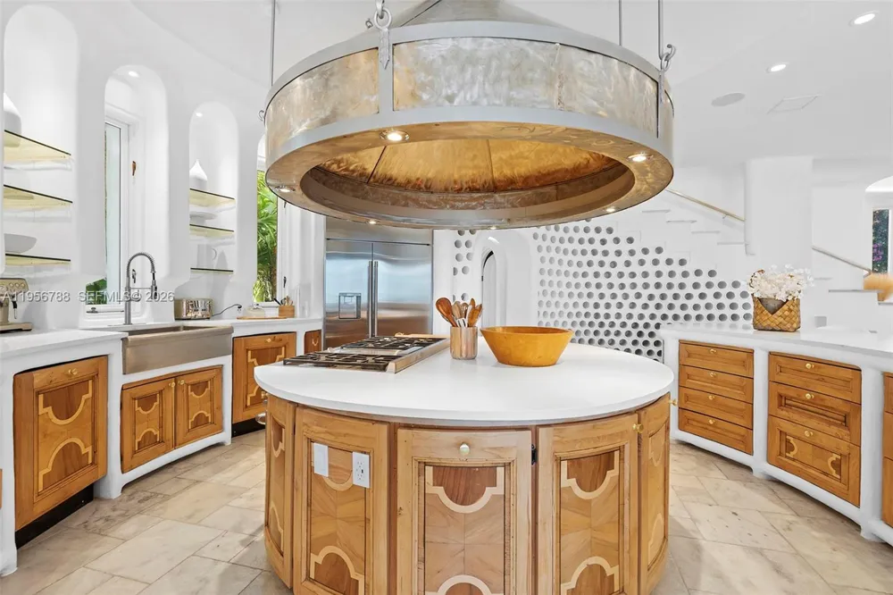 24 S Hibiscus Dr Miami Beach, FL 33139