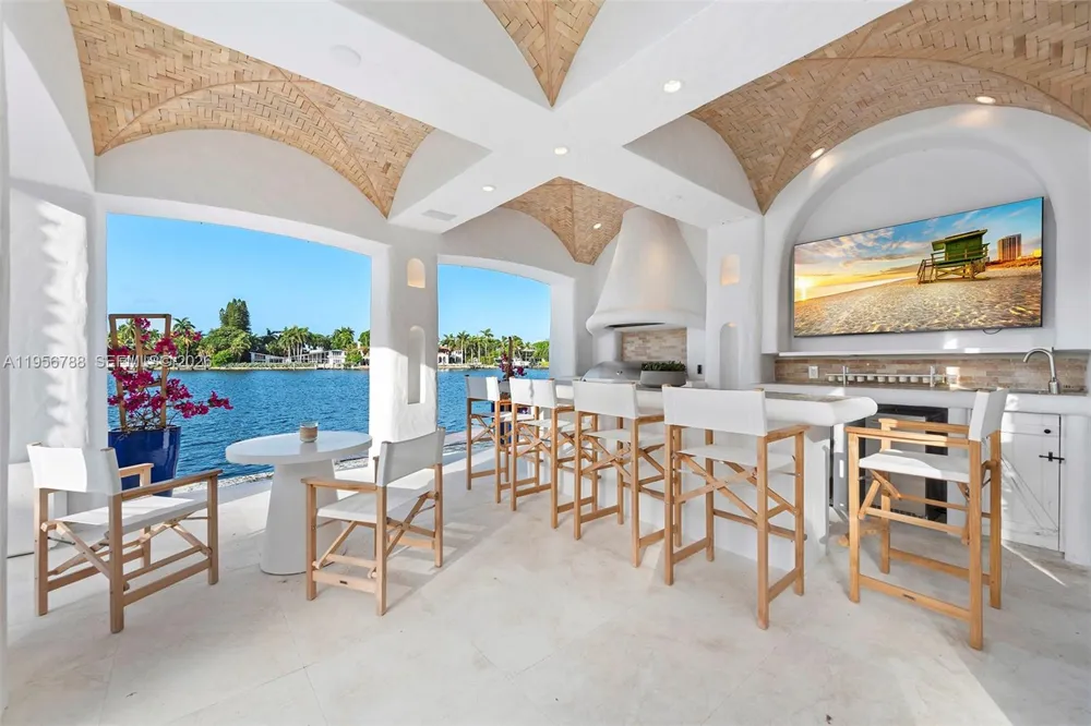 24 S Hibiscus Dr Miami Beach, FL 33139