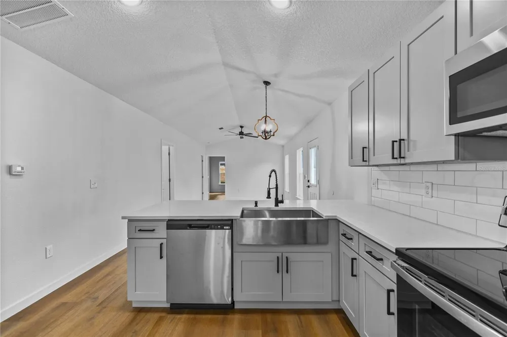1012 E HAZZARD Eustis, FL 32726