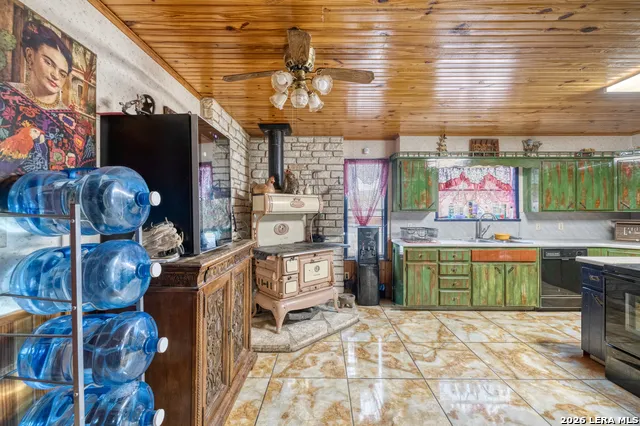 969 WALTER WHITE RANCH RD Leakey, TX 78873