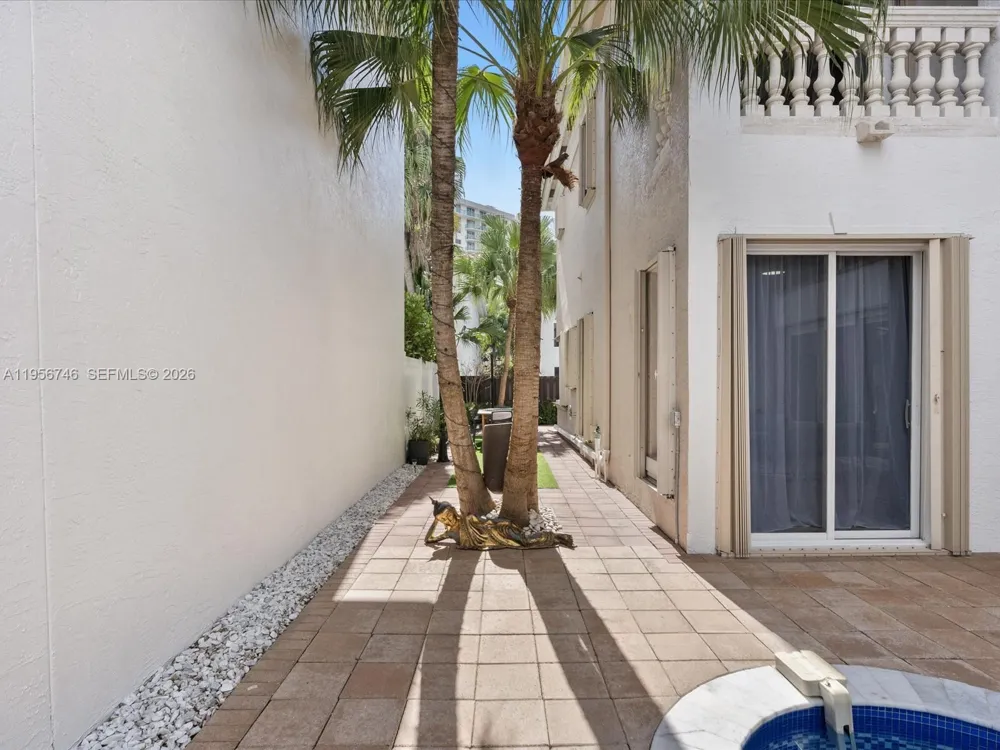 3960 194th Trl Sunny Isles Beach, FL 33160
