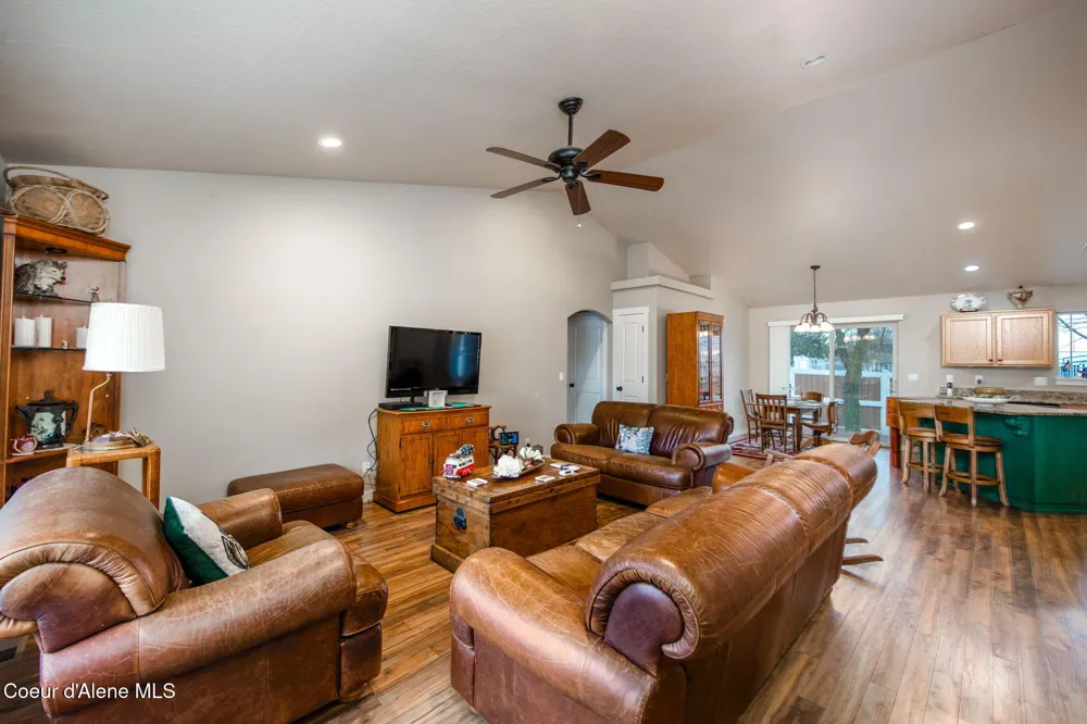 14743 Nixon Loop Rathdrum, ID 83858