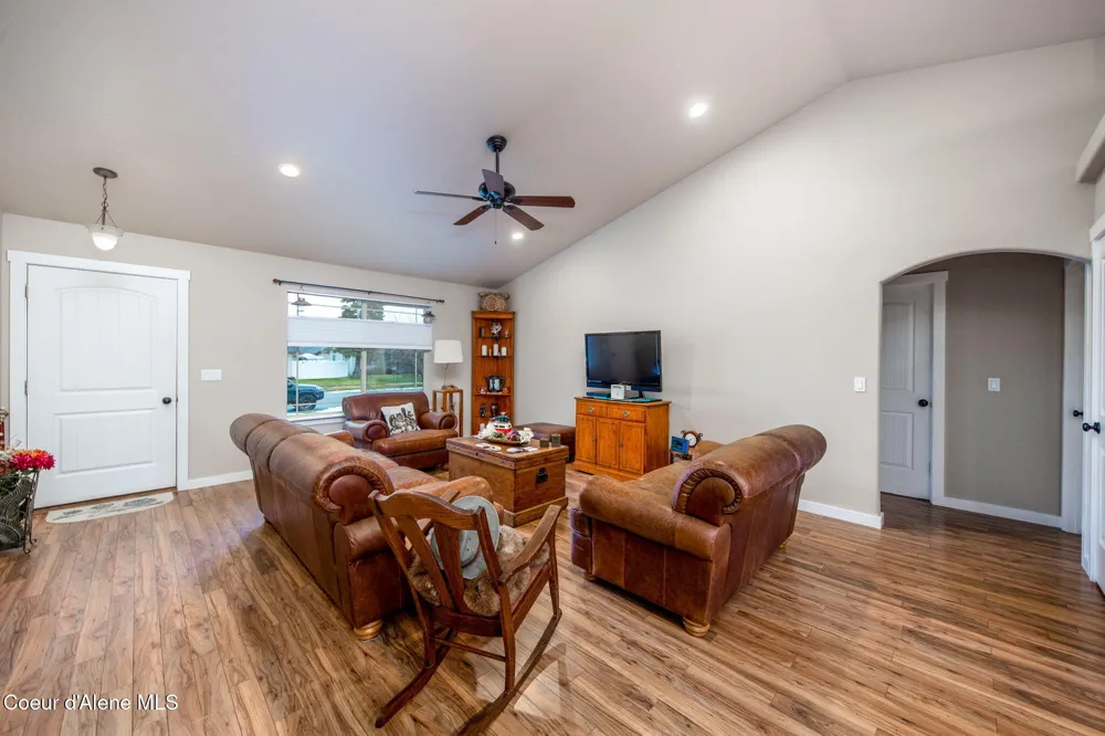 14743 Nixon Loop Rathdrum, ID 83858