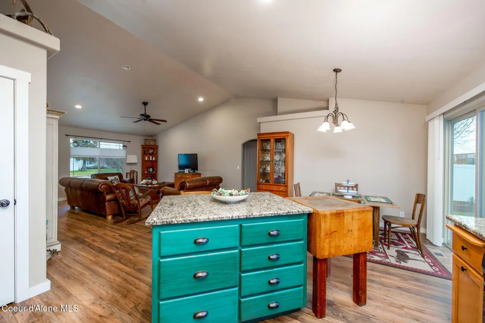 14743 Nixon Loop Rathdrum, ID 83858