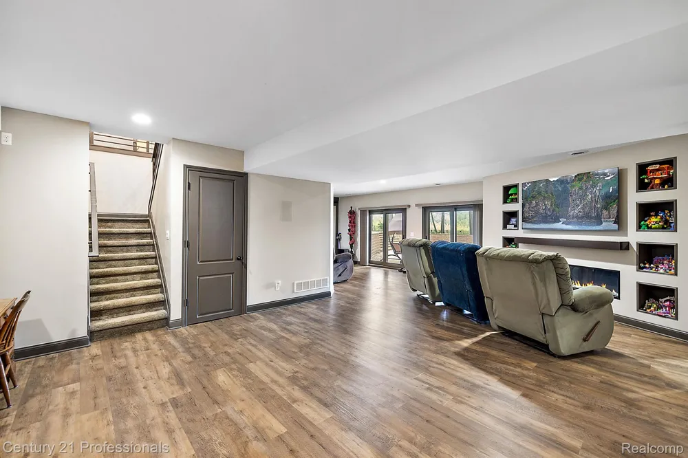 12120 SHAFFER ROAD Springfield Charter Township, MI 48350